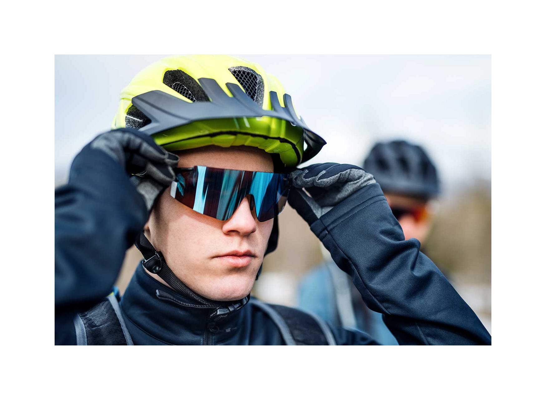 Zwei Frauen beim Wandern mit Sportbrillen.